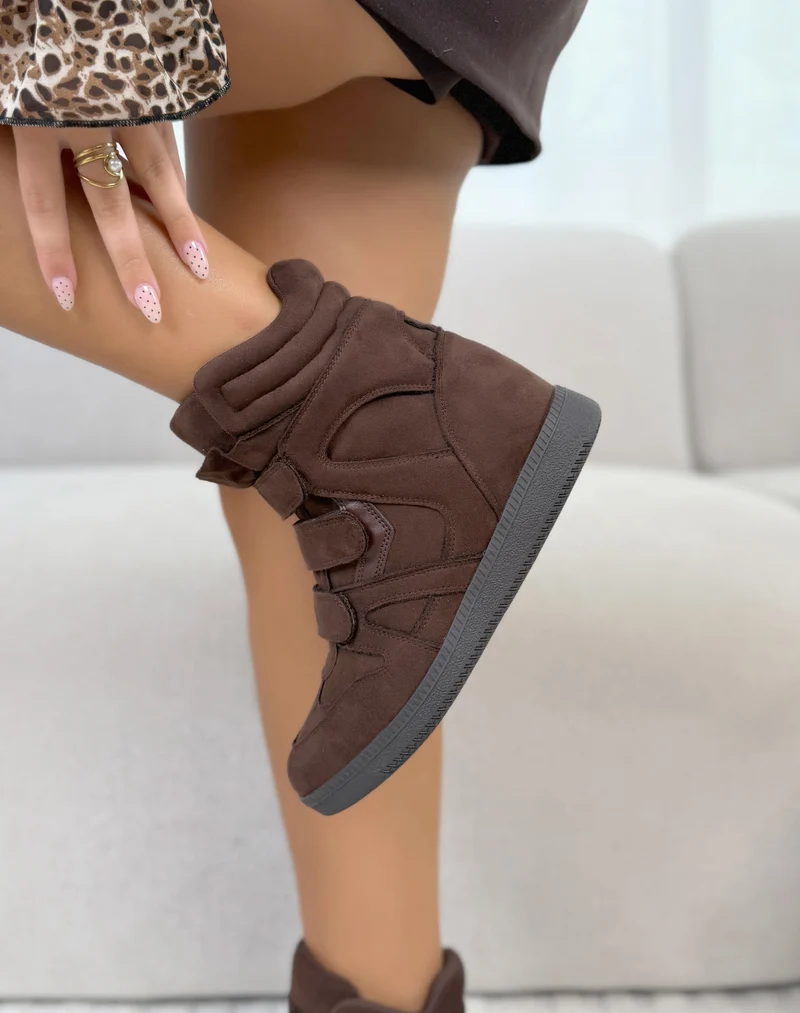 Baskets femme marron foncé tendance en suédine à talon compensé et 3 scratchs