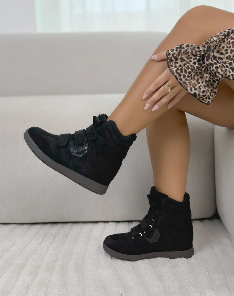Baskets femme noires tendance en suédine à talon compensé et 3 scratchs