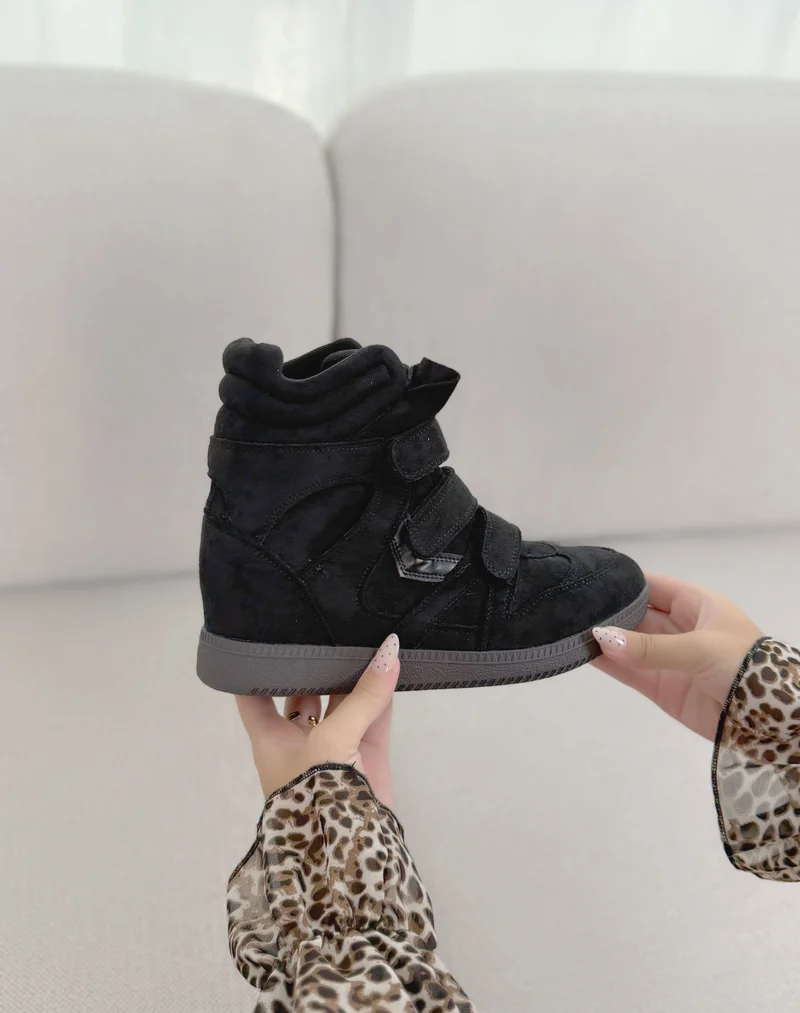 Baskets femme noires tendance en suédine à talon compensé et 3 scratchs