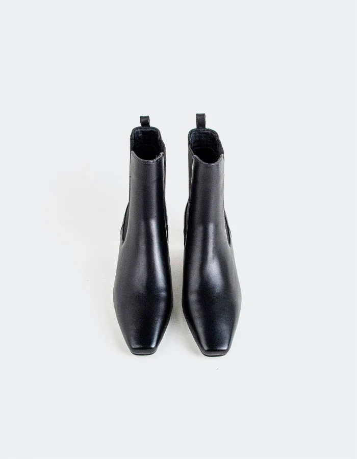 Illyria Black Leather