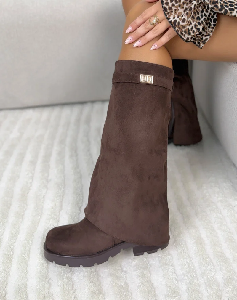 Bottes femme marron tendance en suédine à revers avec bijou doré et semelle crantée