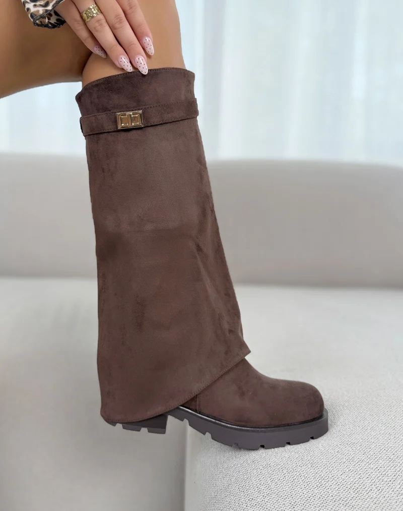 Bottes femme marron tendance en suédine à revers avec bijou doré et semelle crantée