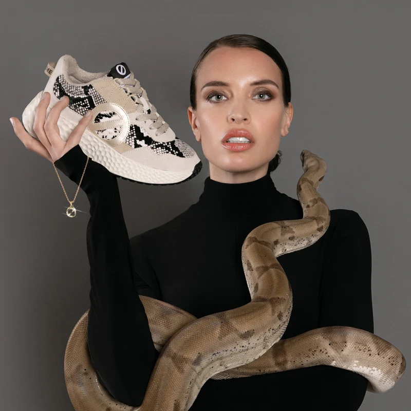 CARTER JOGGER W SNAKE KISS DOVE - Collier orné de Cristaux Swarovski® inclus
