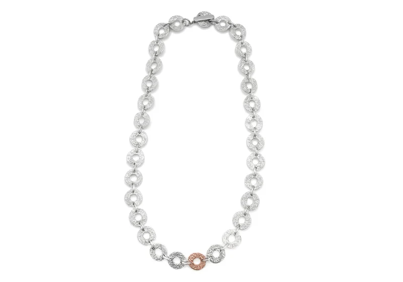 Collier avec anneaux texturés