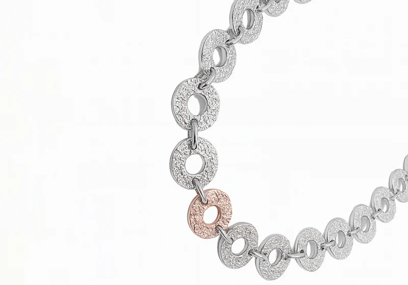 Collier avec anneaux texturés