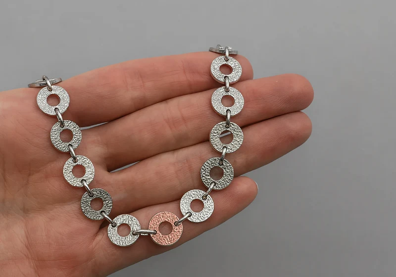 Collier avec anneaux texturés