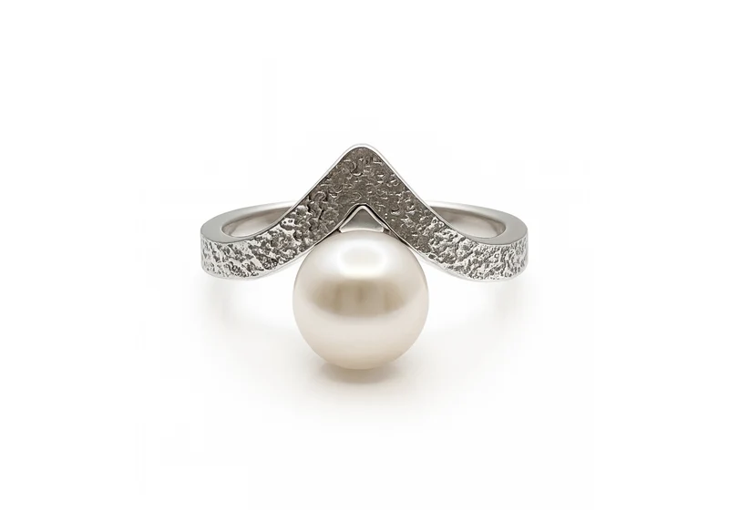 Bague texturée en V avec perle