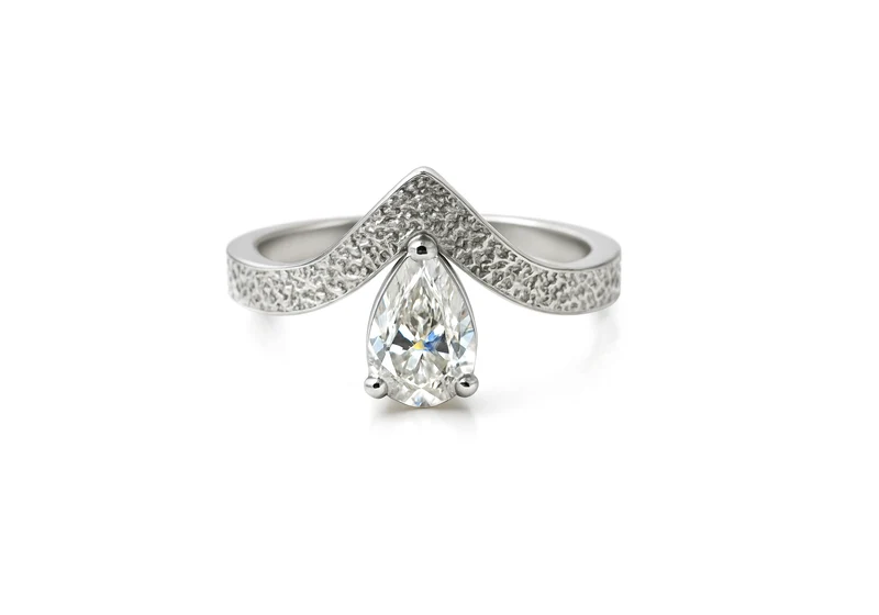 Bague texturée en V avec moissanite poire.