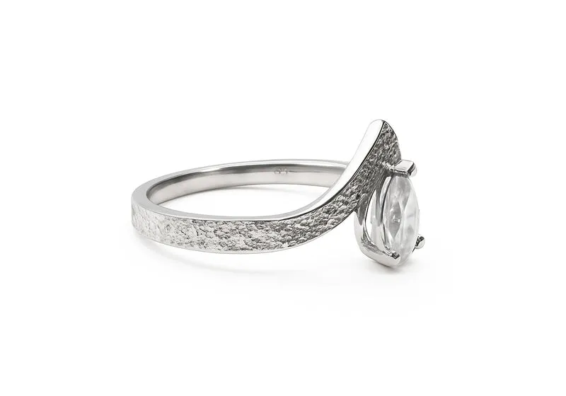Bague texturée en V avec moissanite poire.