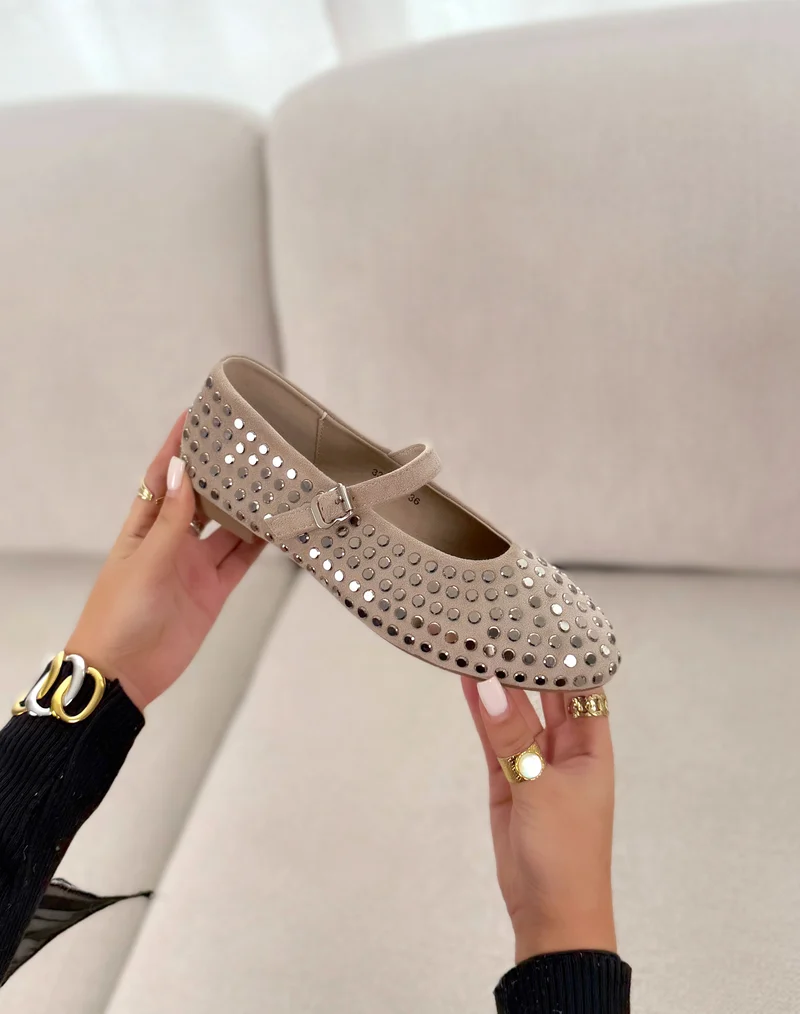 Ballerines beige plates avec détails brillants argentés et lanière ajustable.