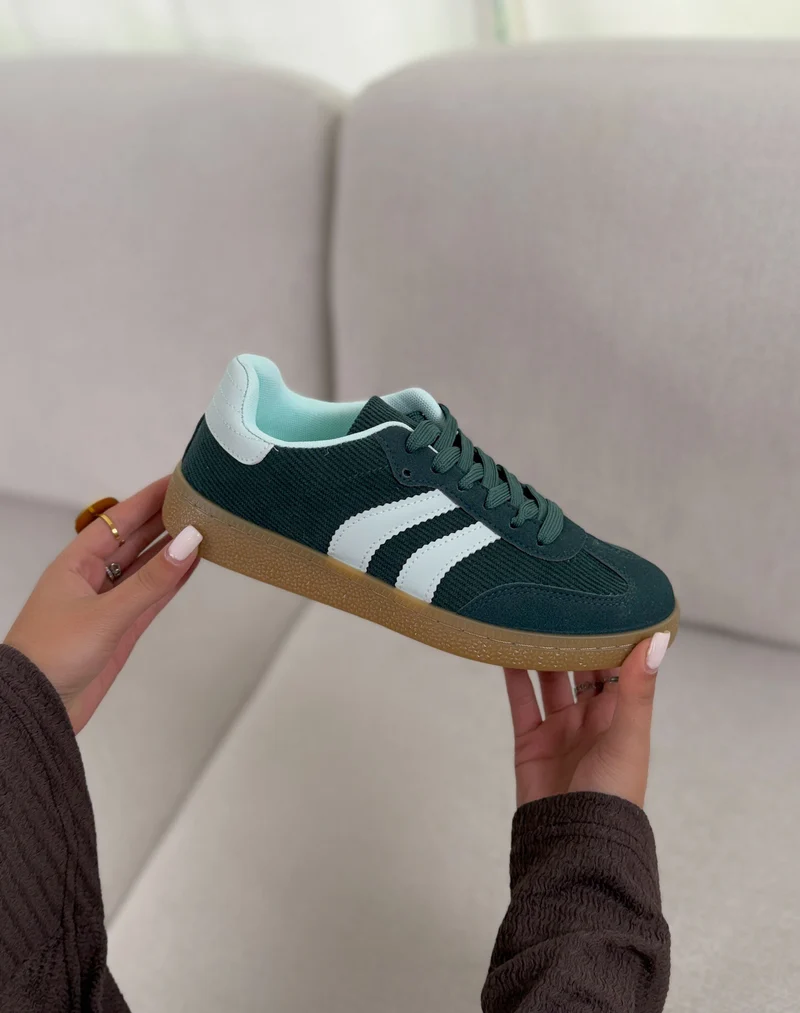 Basket femme verte tendance bi-matière avec rayures turquoise et semelle plate marron
