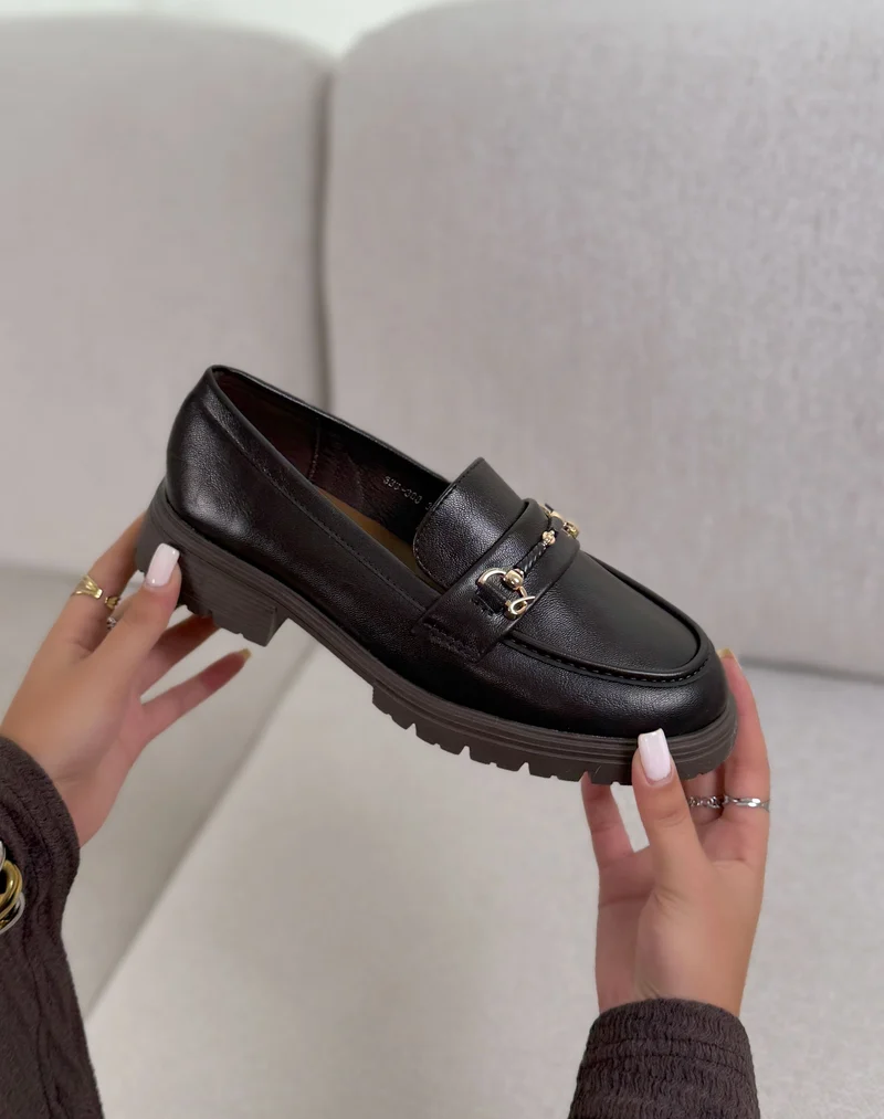 Mocassins femme marron élégants à bijou doré et semelle crantée