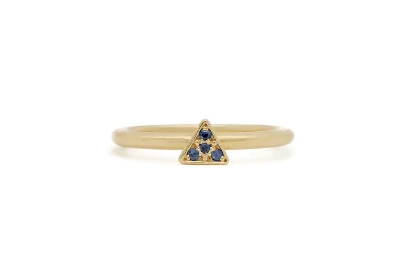 Bague en forme de triangle avec saphirs naturels