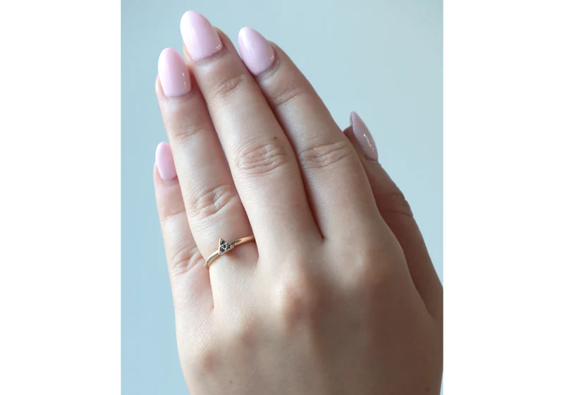 Bague en forme de triangle avec saphirs naturels
