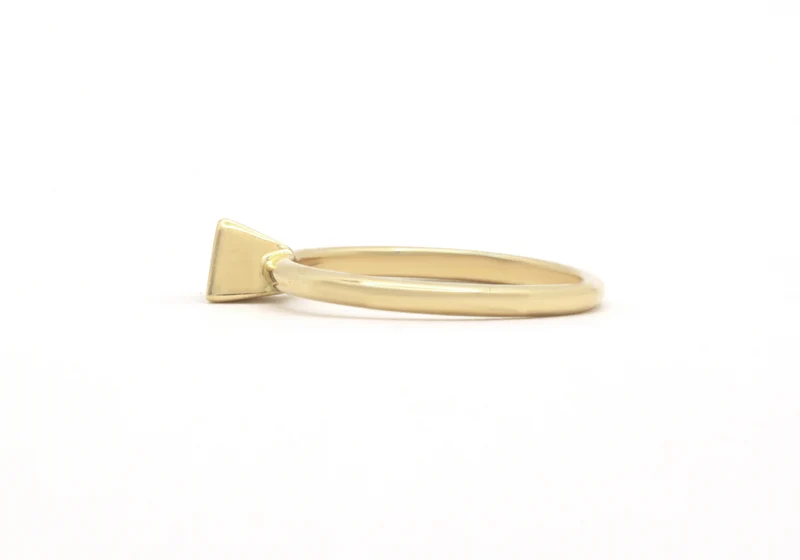 Bague en forme de triangle avec saphirs naturels