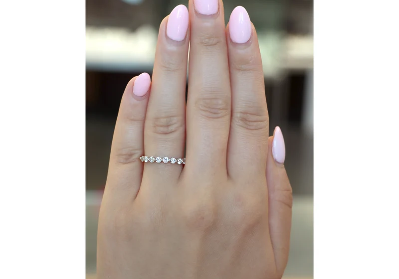 Bague semi-éternité et diamants de laboratoire