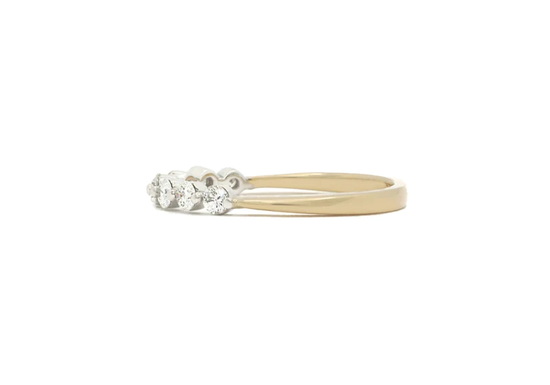 Bague semi-éternité et diamants de laboratoire