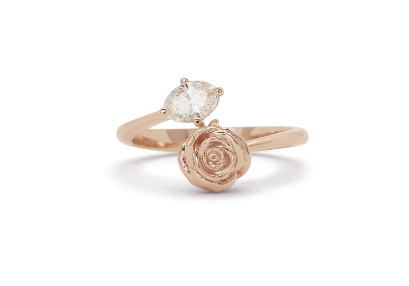 Bague avec rose et pierre ovale