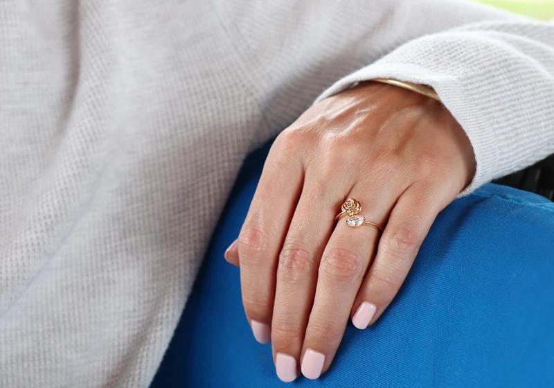 Bague avec rose et pierre ovale