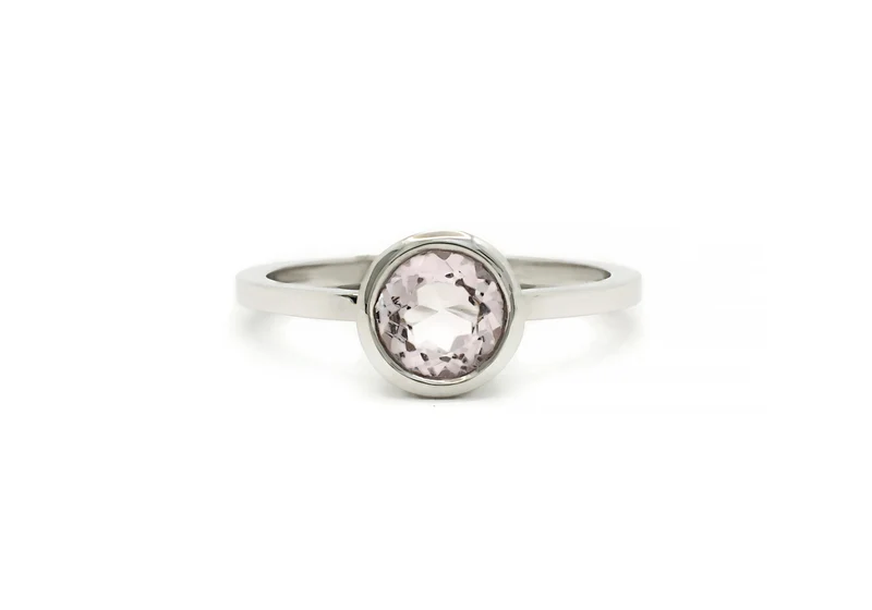 Solitaire saphir rose naturel de Madagascar