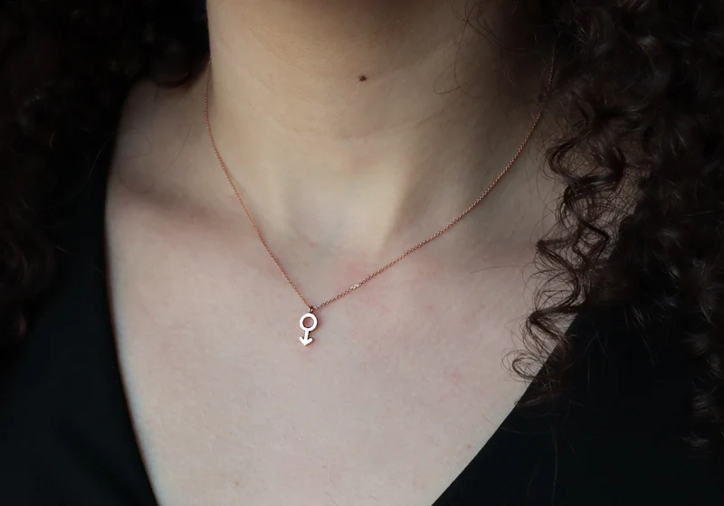 Collier avec symbole masculin.