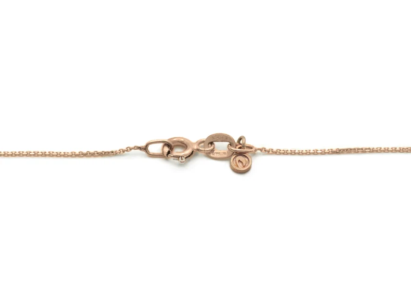 Collier avec symbole masculin.