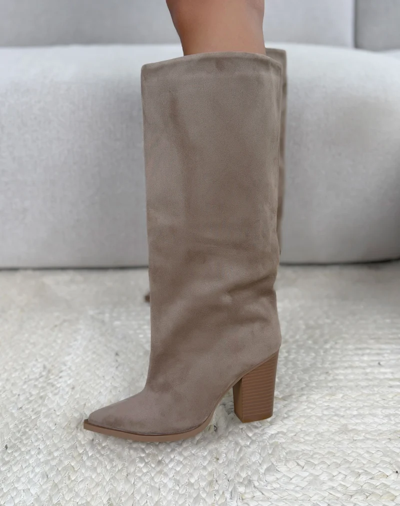 Bottes femme beige tendance en suédine à tige large et bout pointu