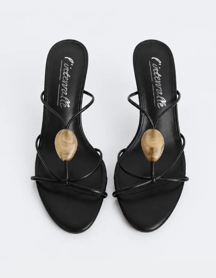 Camelie Black
