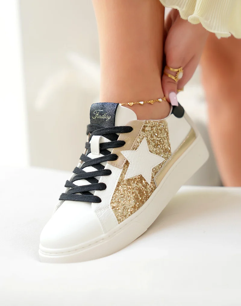 Baskets femme blanche à lacets noires à détail étoile et empiècements