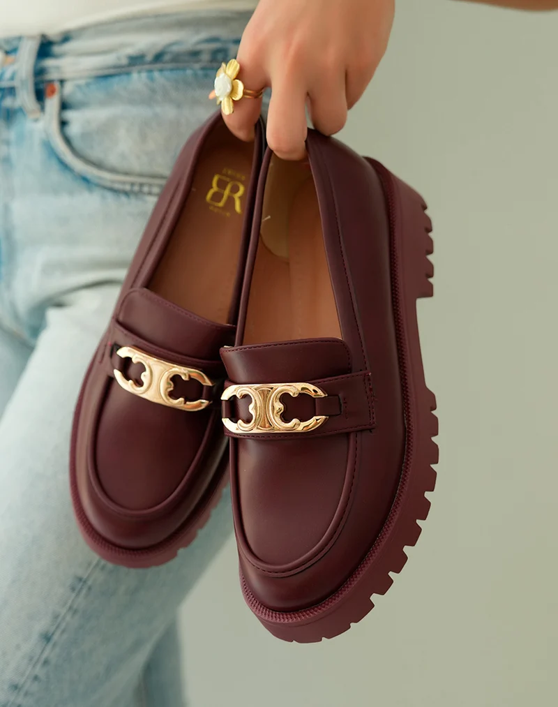 Mocassins bordeaux élégants avec bijou doré et plateforme audacieuse