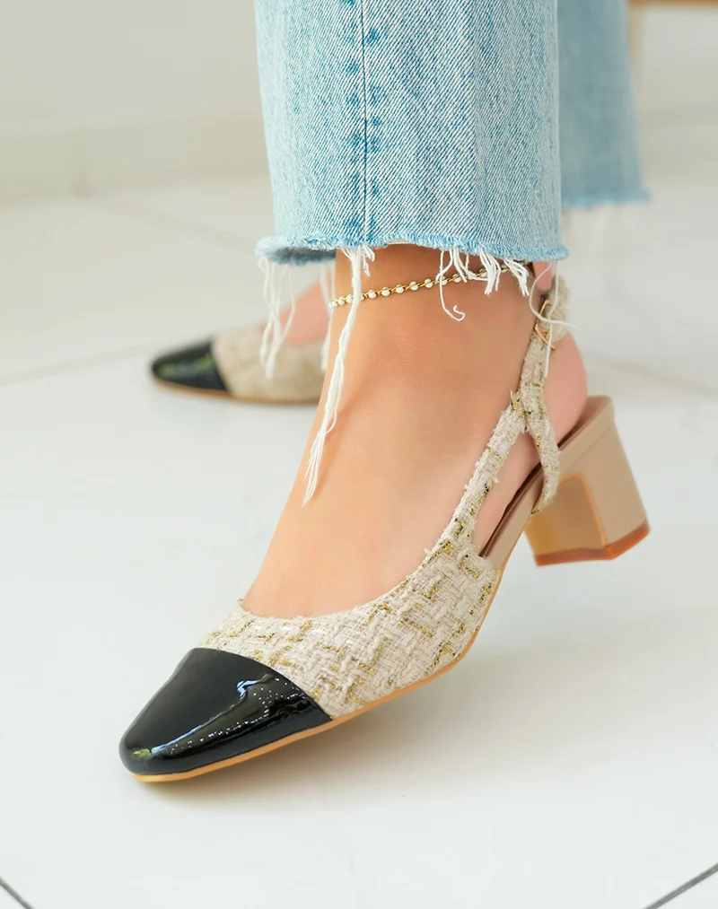 Sandales à talon chic en tweed beige avec bout noir verni