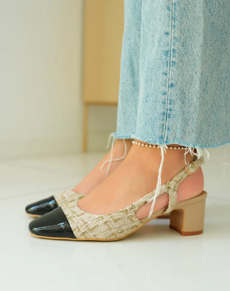 Sandales à talon chic en tweed beige avec bout noir verni