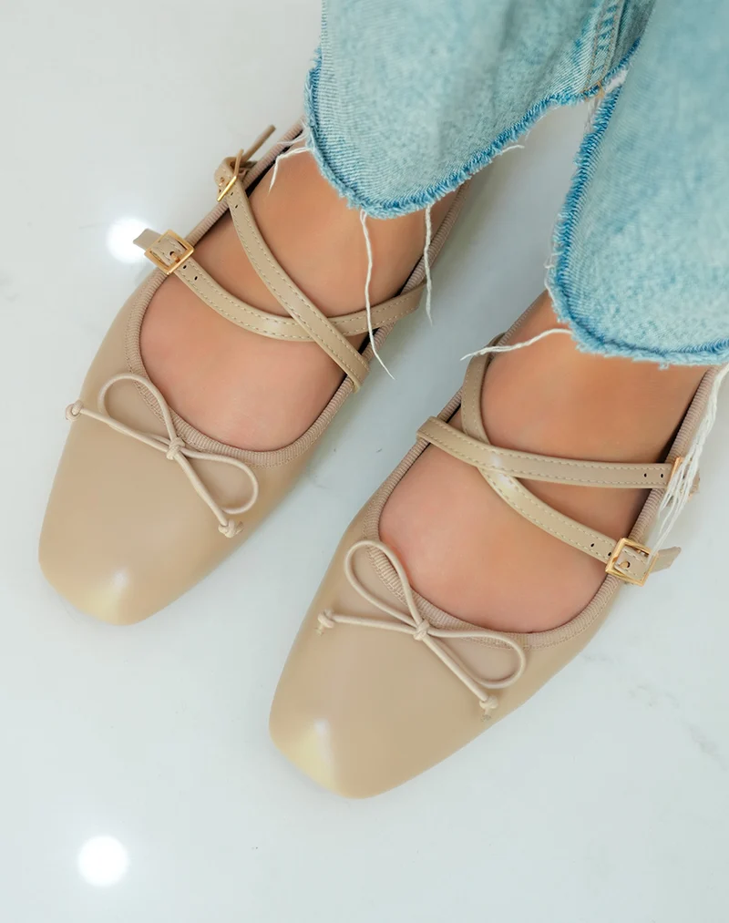 Ballerines beiges élégantes avec double lanière et noeud délicat