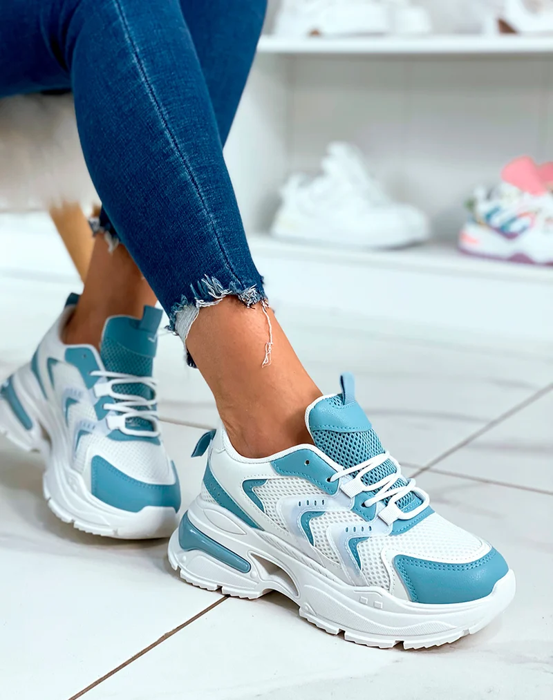 Baskets blancs et bleus aux multiples détails originaux