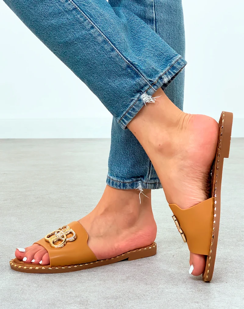 Mules Plates Femme Camel avec Détails Dorés et Semelle Cloutée