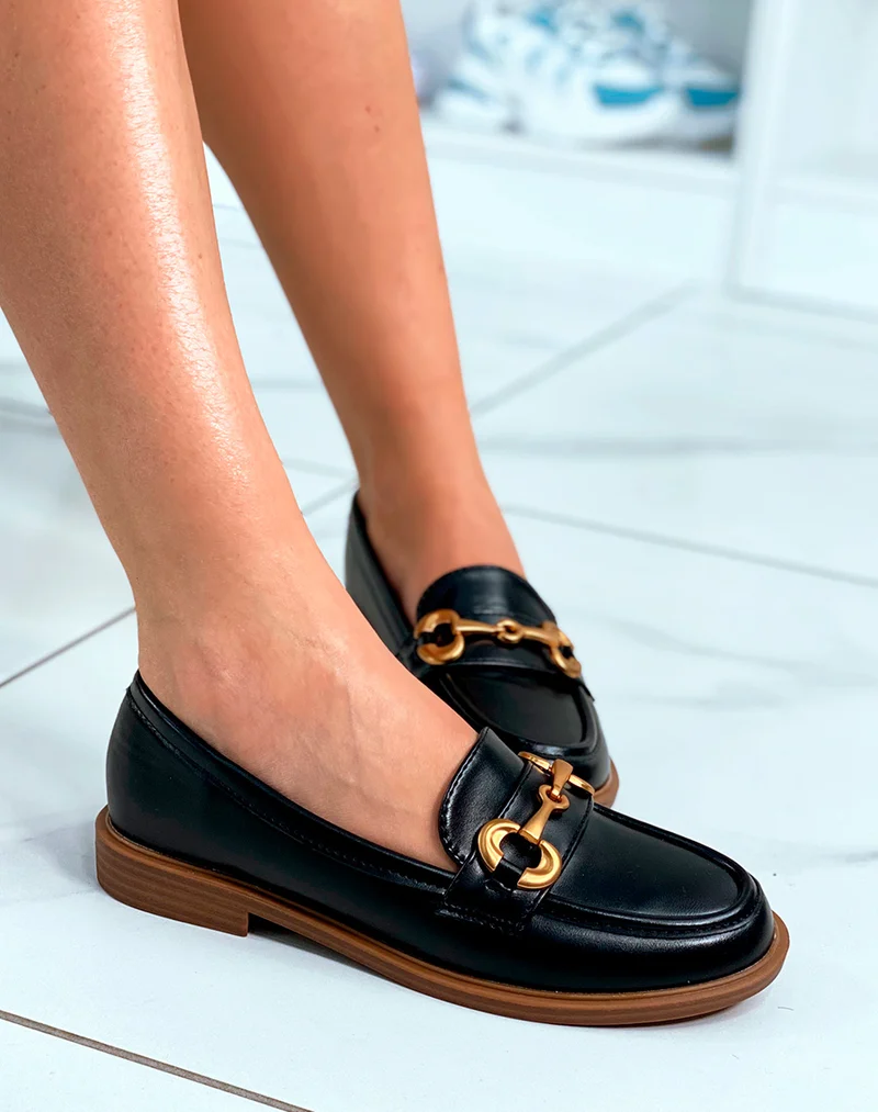 Mocassins noires mat à semelle marron et détail doré pour femme