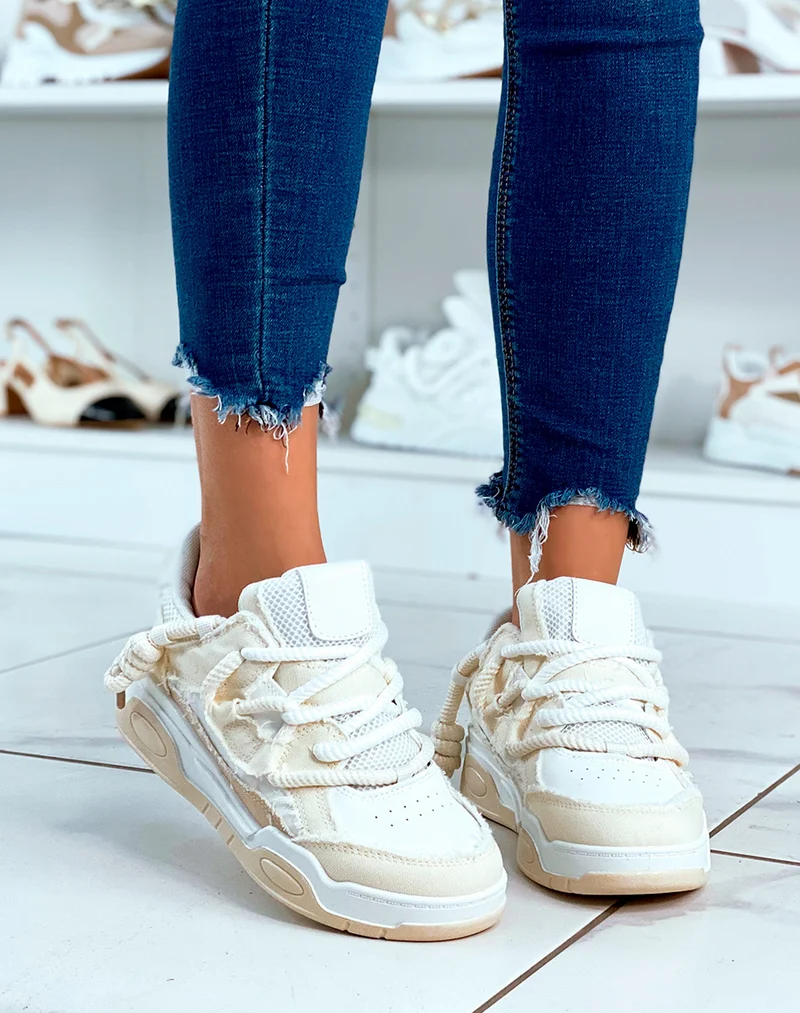 Baskets blanc et beige à lacet épais et à effet jean déchiré