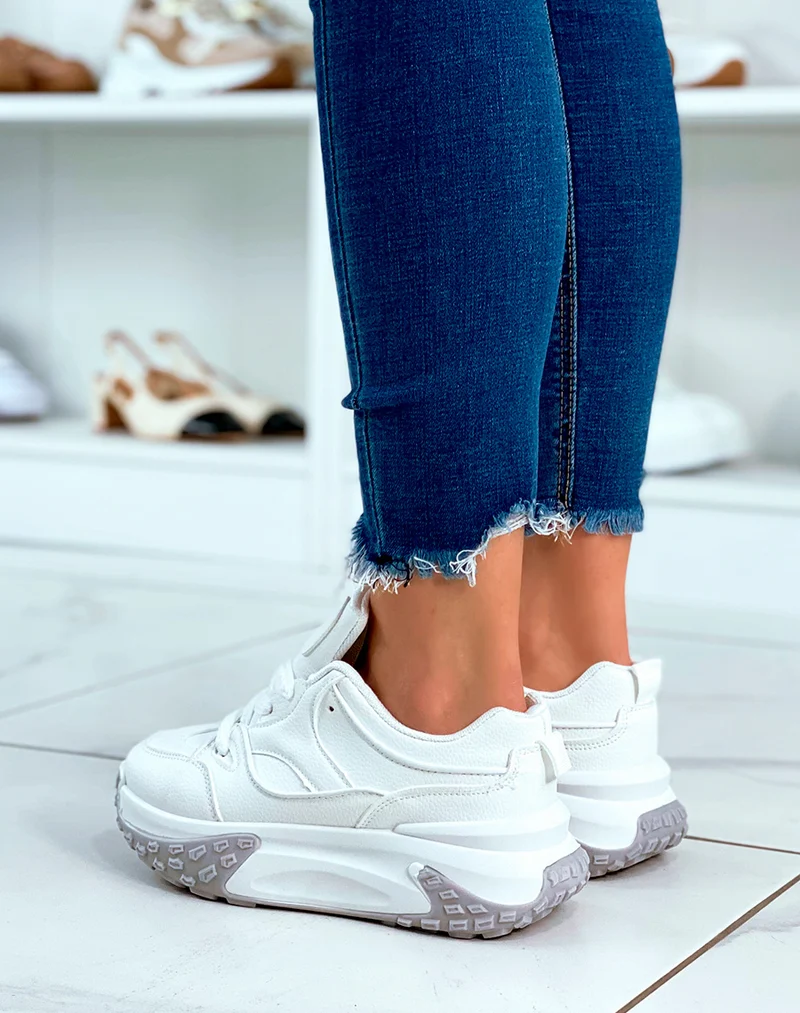 Baskets blanches à lacets ornées de motifs