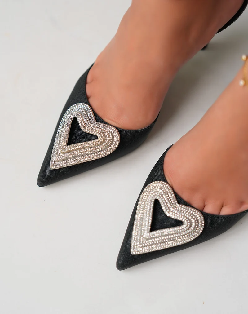 Escarpins brillants noirs à bride ajustable et à détail bijoux coeur en strass