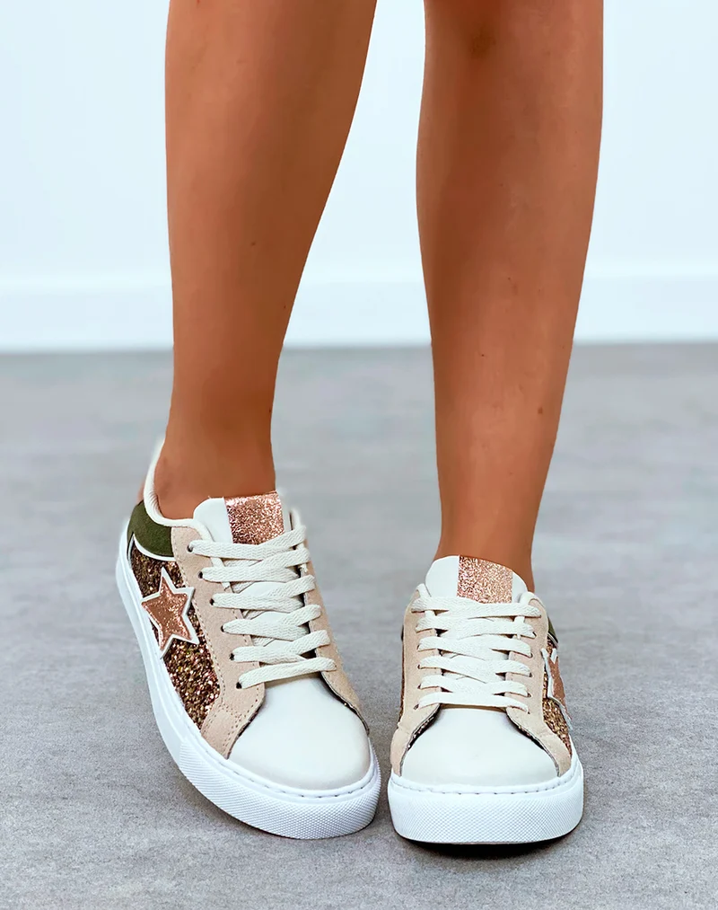 Baskets blanches à empiècement vert kaki et pailleté et à détails étoiles