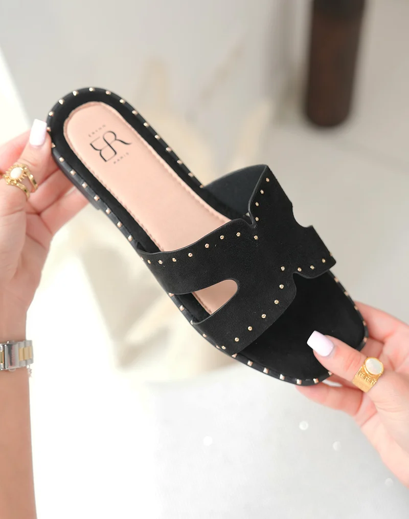 Mules plates en suédine noires à détail cloutées dorées