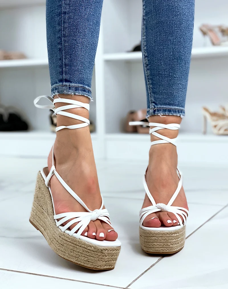 Compensées en similicuir blanches à lacets
