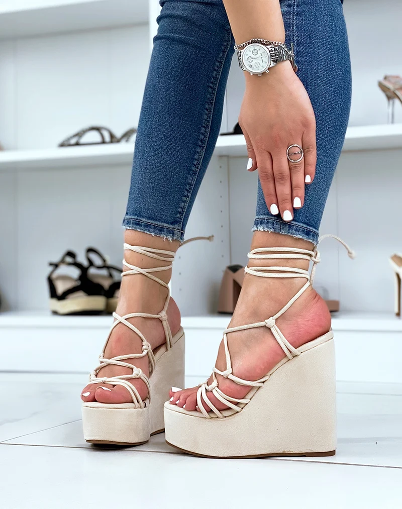 Compensées beige en suédine à fine lanières nouées et lacets
