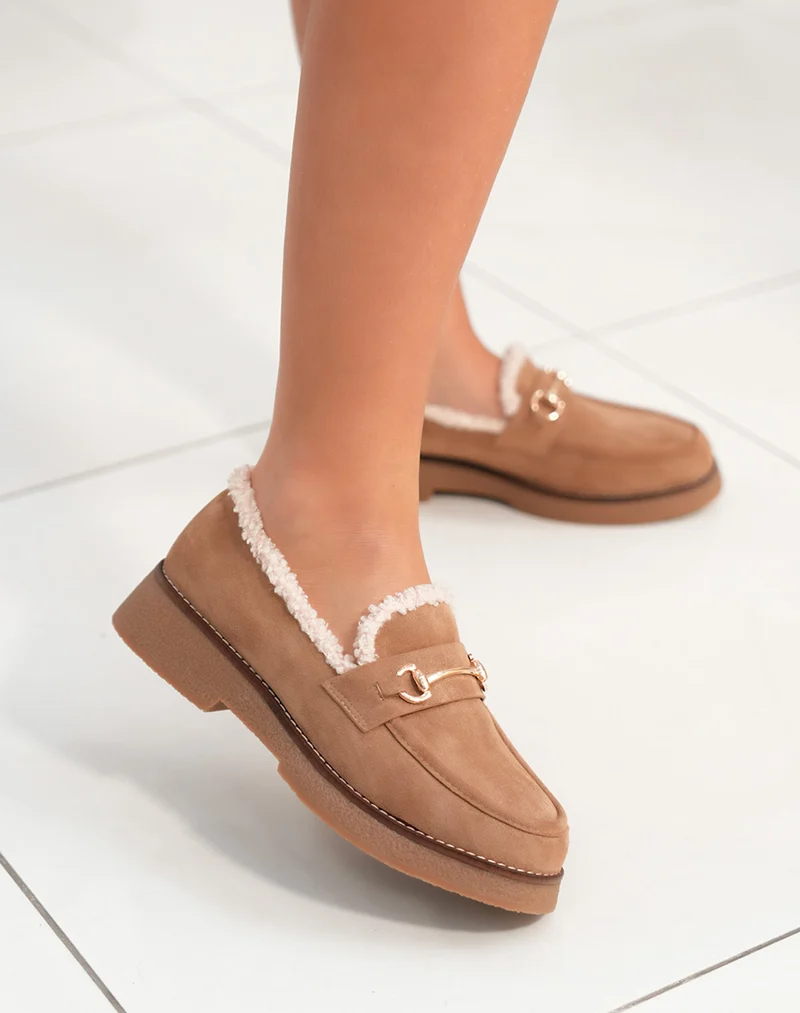 Mocassins femme taupe en suédine fourrés avec bijou doré confort et élégance
