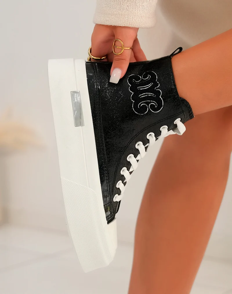 Basket montante femme noire brillante avec logo en tissu