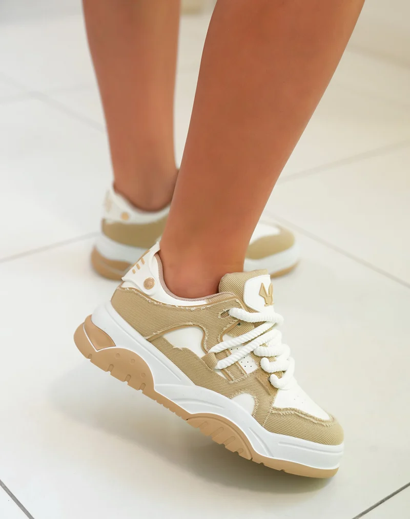 Baskets femme beige foncé et blanche effet déchiré à lacets corde