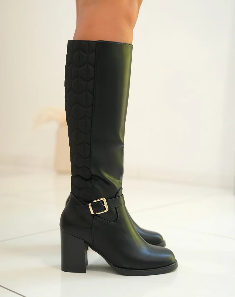 Bottes Noires Matelassées : Confort Luxueux et Détails Précieux