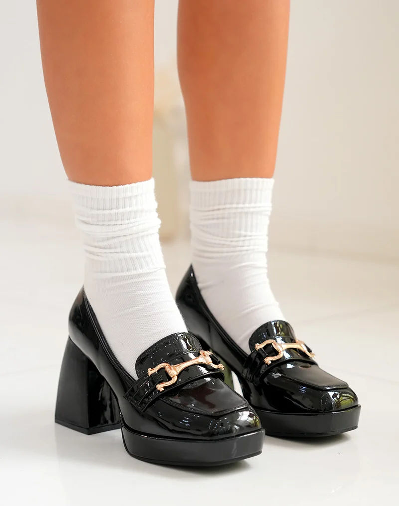 Mocassins noirs vernis à talon épais et chaîne dorée