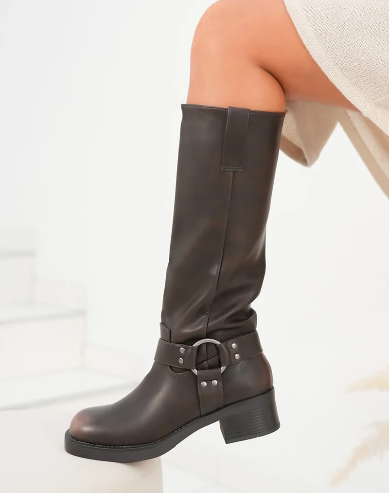 Bottes femme marron foncé style motard avec boucle et détails argentés