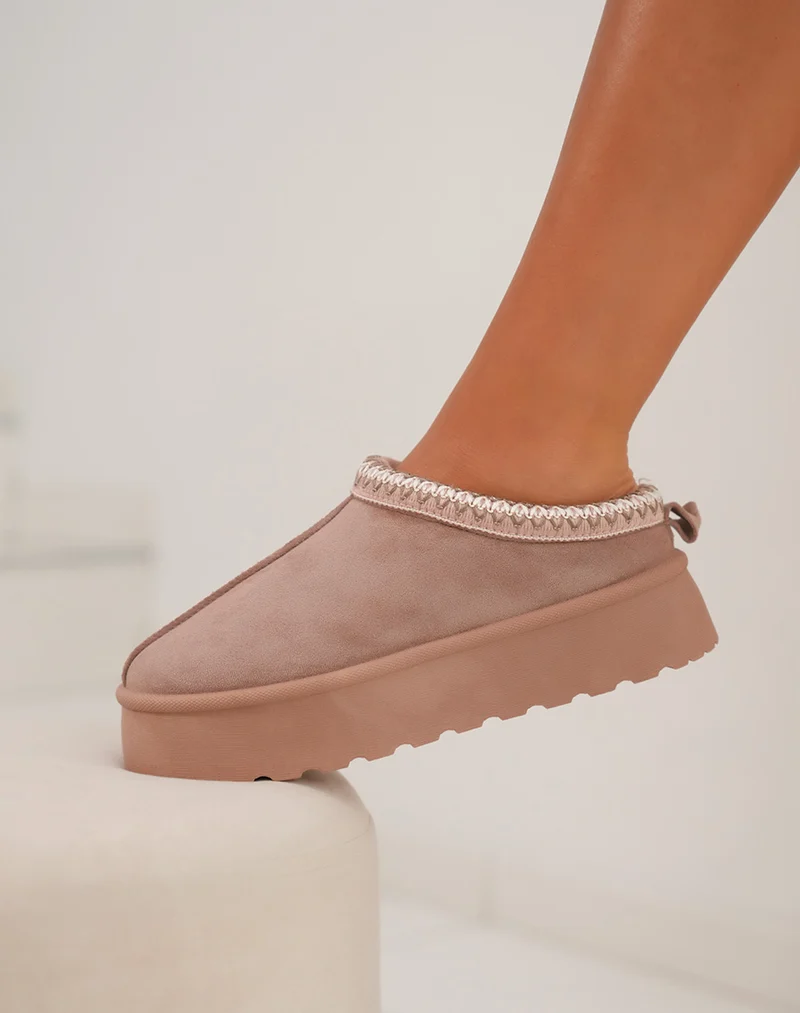 Mule femme taupe tendance avec surpiq?res taupe et blanches et int?rieur fourr?